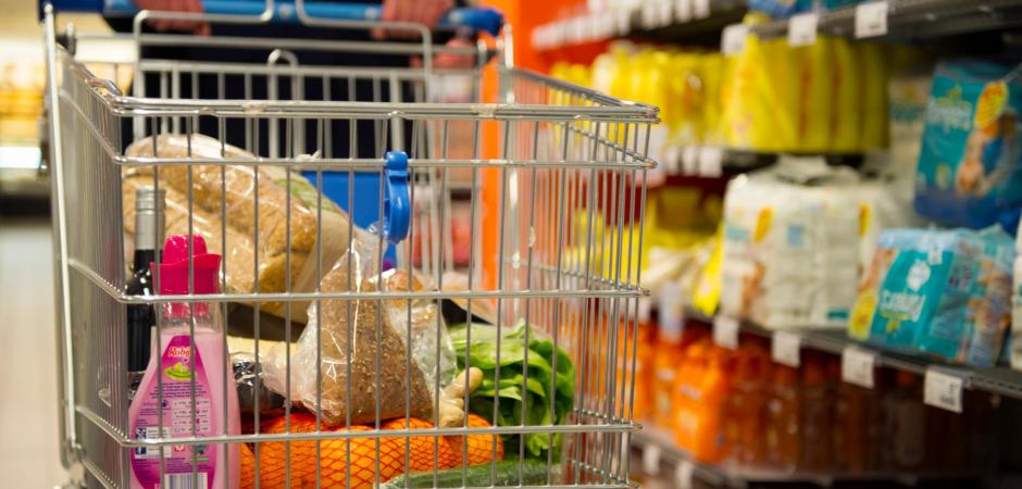 Boodschappenwagen in supermarkt