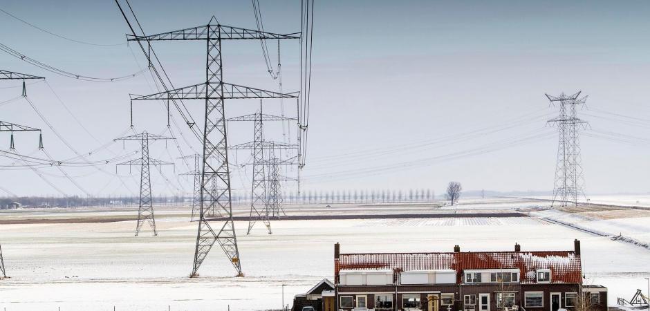 elektriciteitsmasten in het veld