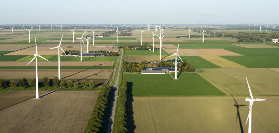 windturbines_boerderij omringd door windturbines