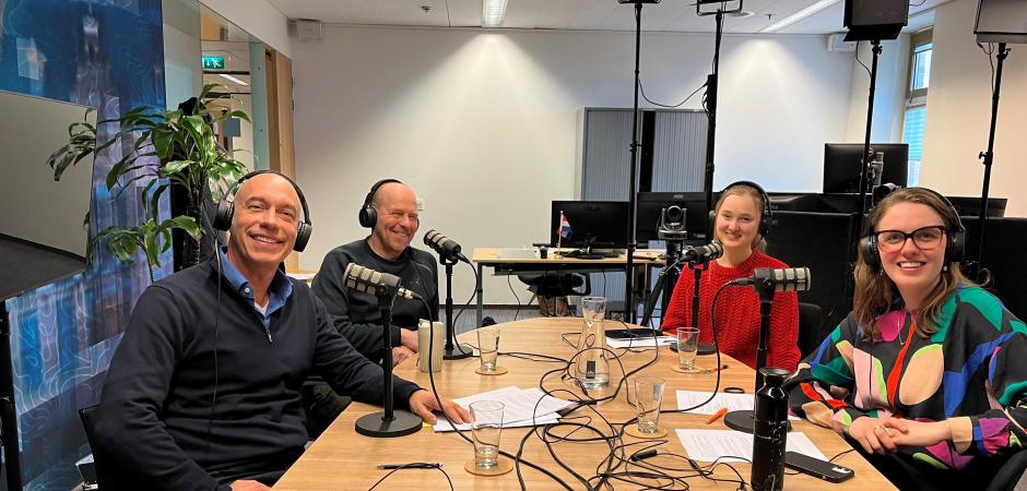 Podcastopstelling in studio met 4 personen