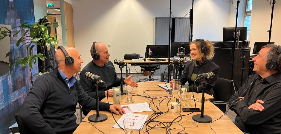 Podcastopstelling met 4 personen
