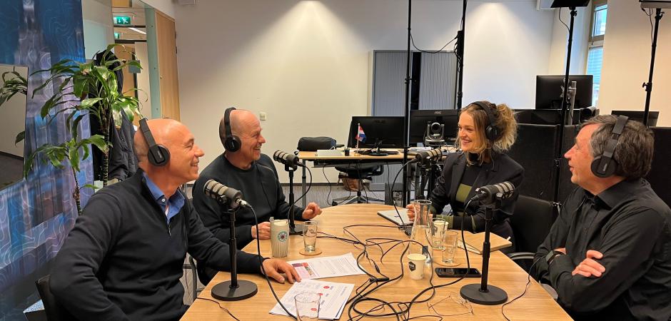 Podcastopstelling in studio met 4 personen