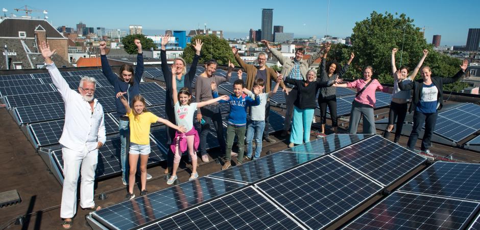 Energiegemeenschap op plat dak met zonnepanelen