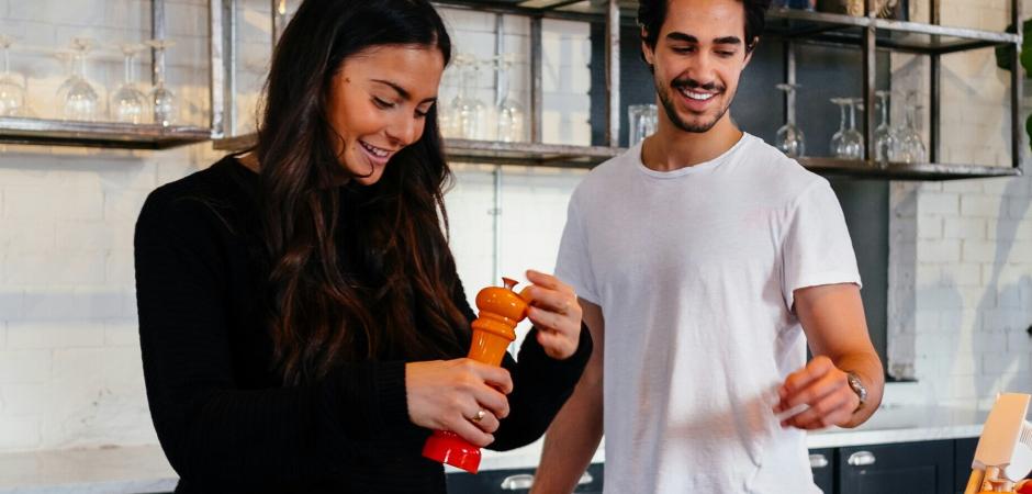 Jongeren koken in de keuken