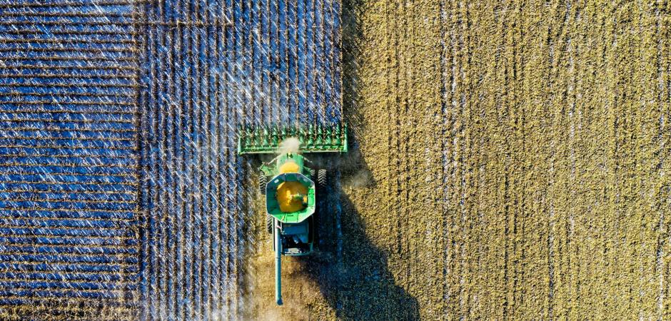 Een tractor bewerkt het land