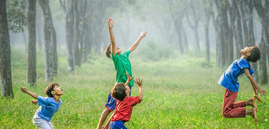 Kinderen spelen in het bos.