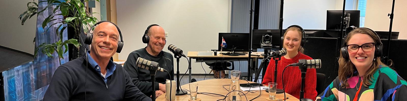Podcastopstelling in studio met 4 personen
