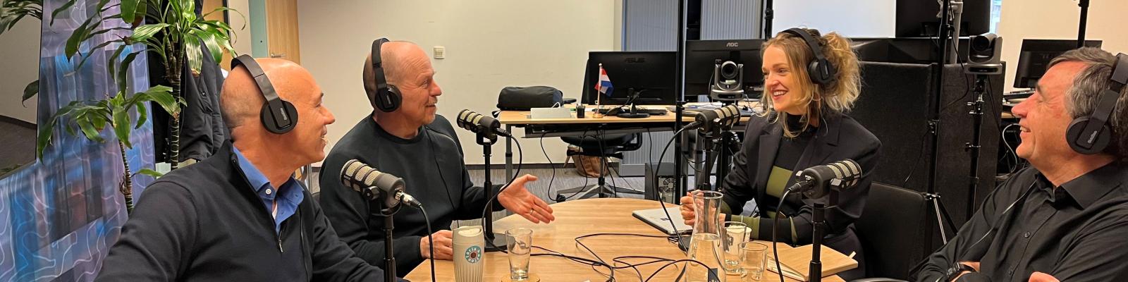 Podcastopstelling met 4 personen