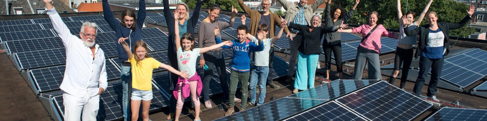 Energiegemeenschap op plat dak met zonnepanelen