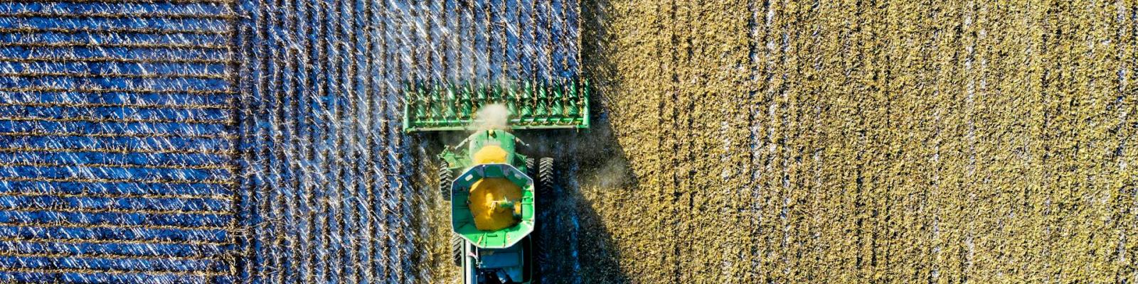 Een tractor bewerkt het land